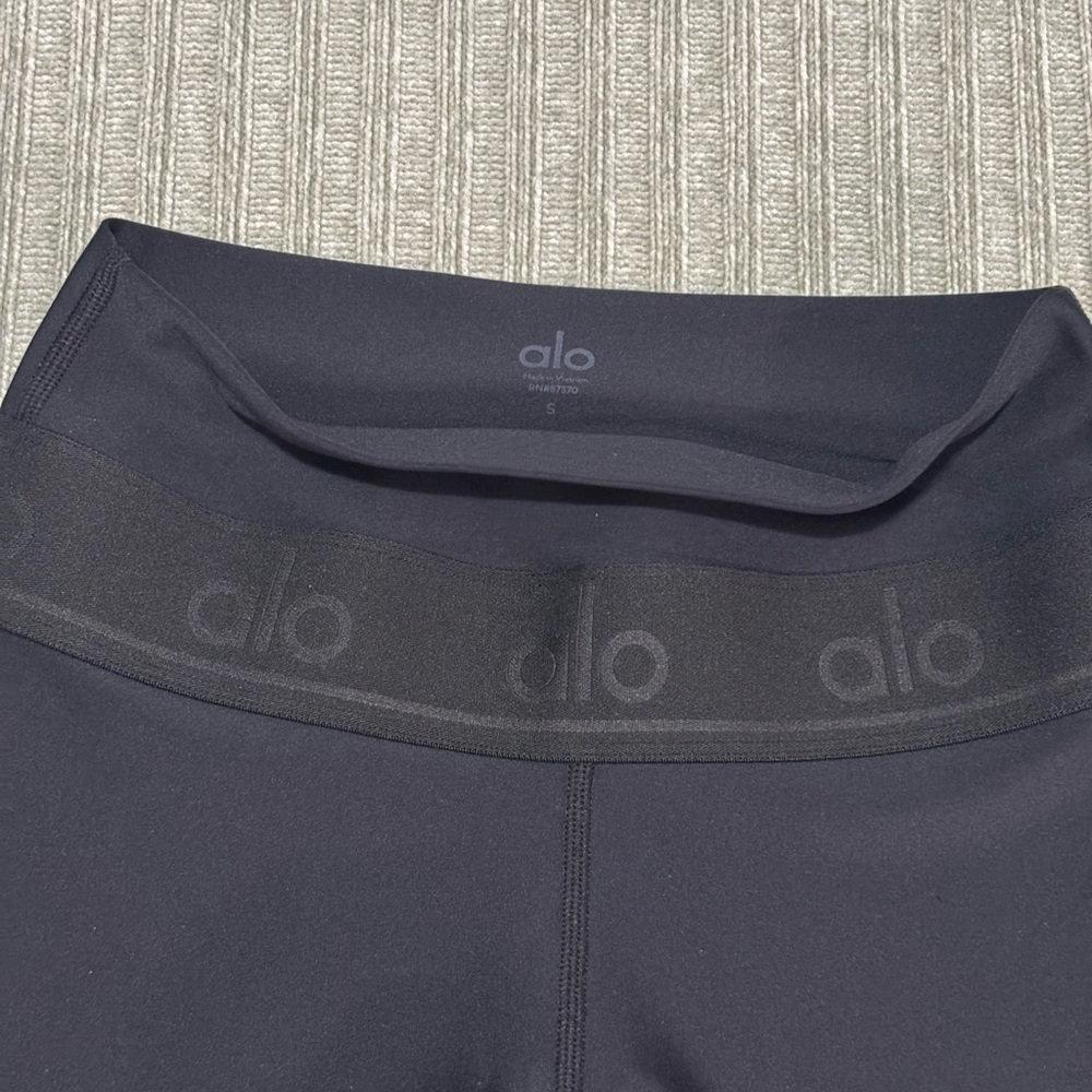 ALO Yoga Classic Airlift Logo Black Leggings - Picture 7 of 8
